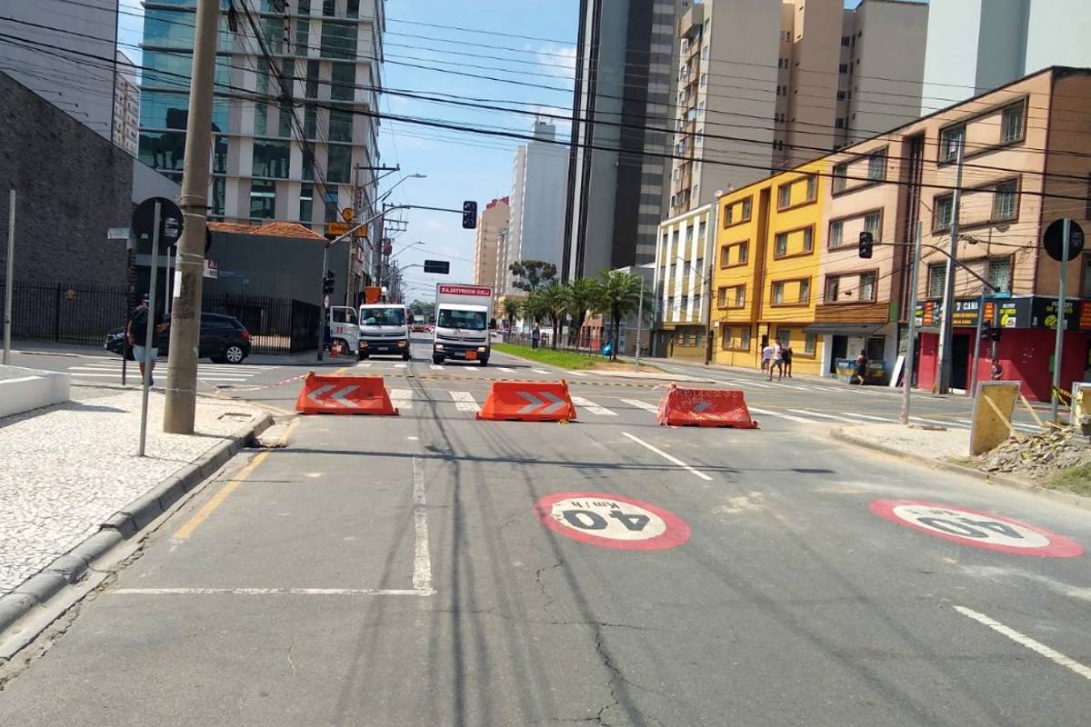Rua tem parte bloqueada para realização de obras.