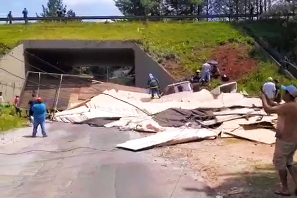 Caminhão despencou do Contono Norte após tentar evitar um acidente.