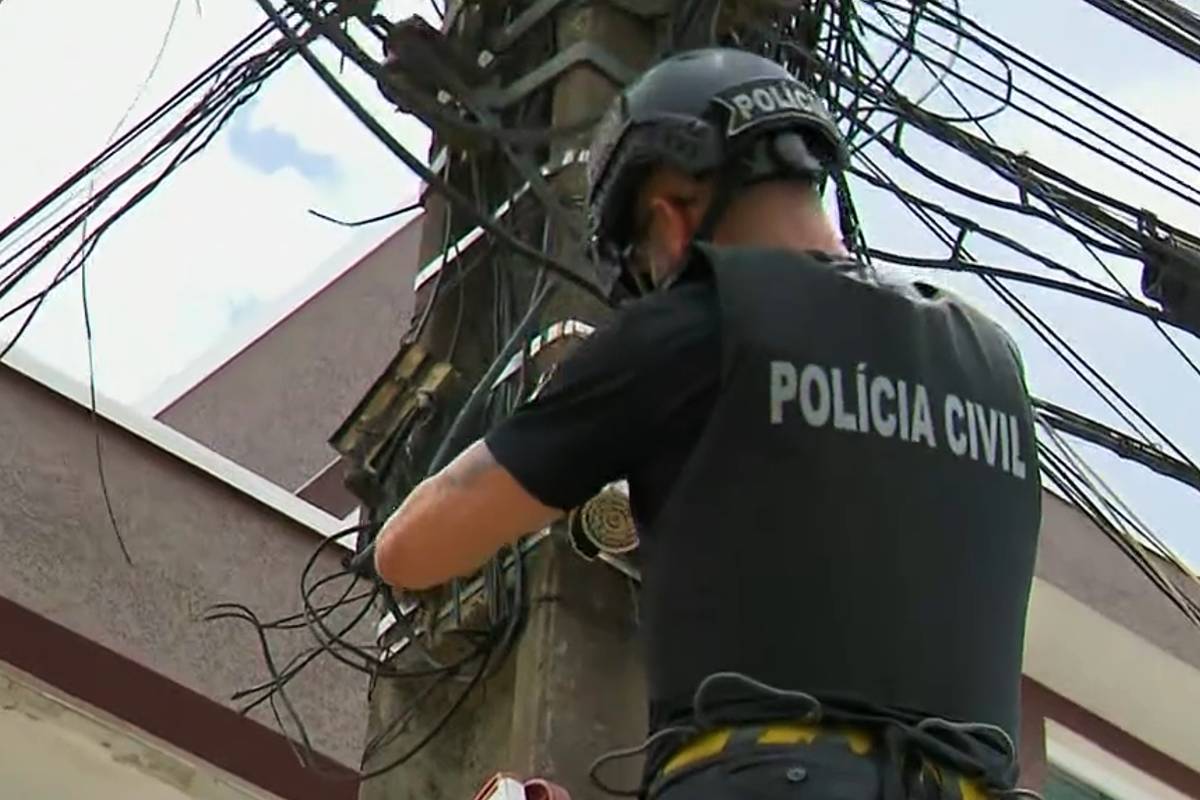 Câmeras de alta resolução estavam estrategicamente colocadas em postes públicos pra monitorar os passos da polícia.