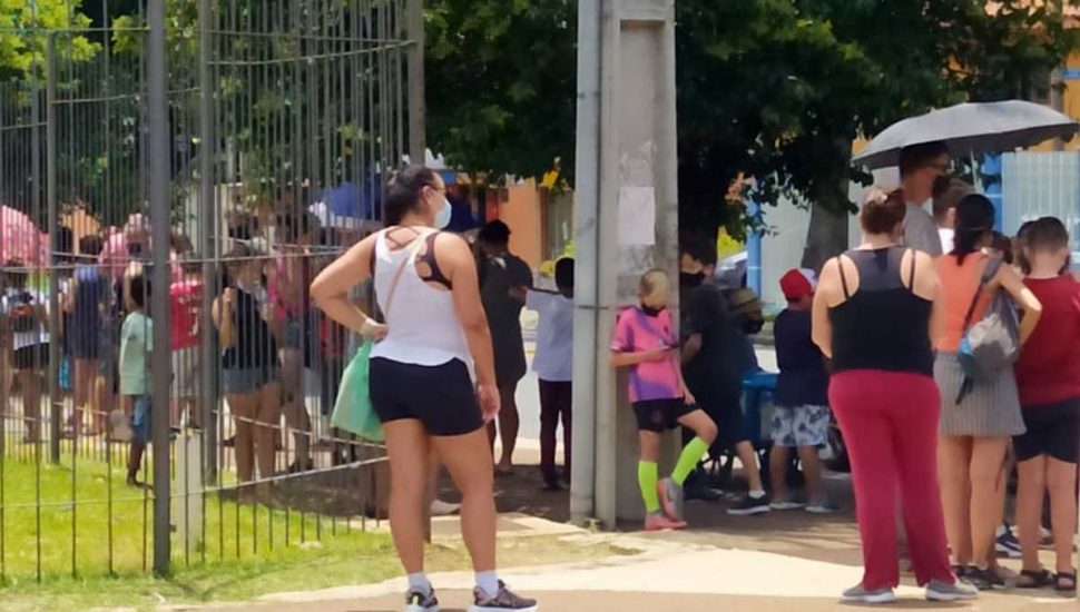 Fila dobrou quarteirão em Curitiba.