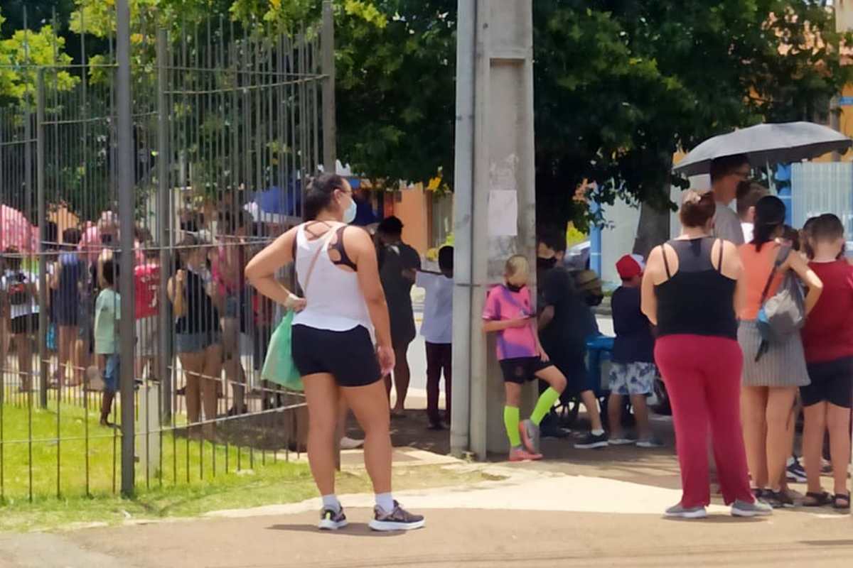 Fila dobrou quarteirão em Curitiba.