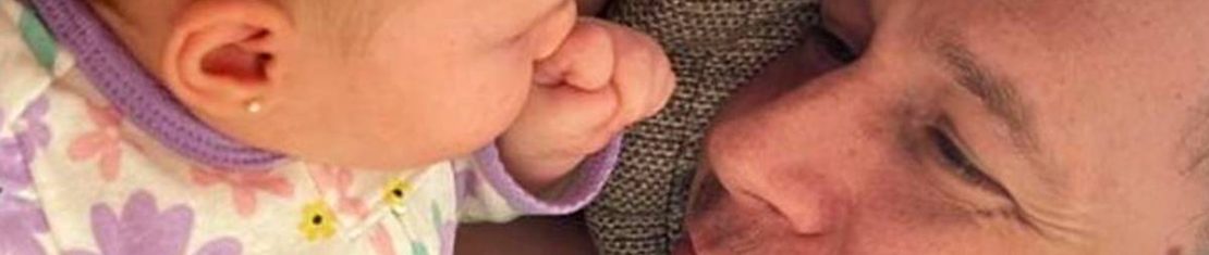 Tiago Leifert com a filha Lua, diagnosticada com grave câncer nos olhos.