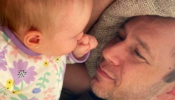 Tiago Leifert com a filha Lua, diagnosticada com grave câncer nos olhos.
