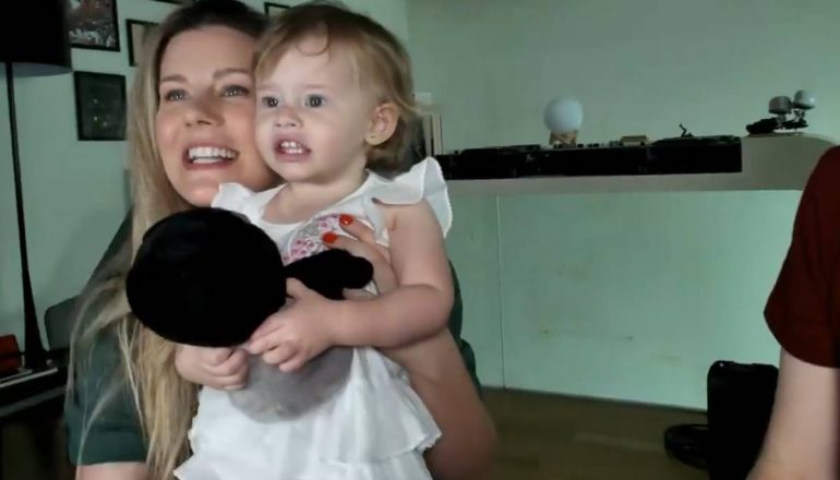 Lua com a mãe, esposa de Tiago Leifert. 