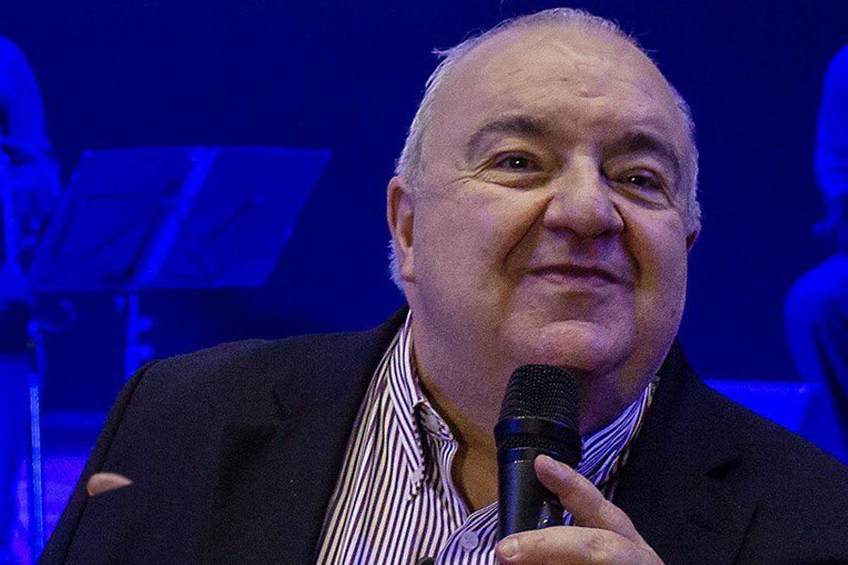 Greca segue no hospital após cirurgia no abdômen.