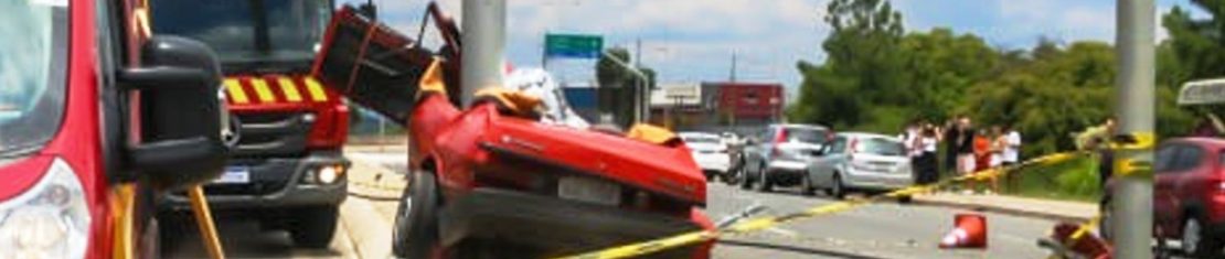 carro bate em poste em colombo