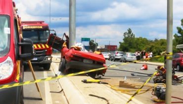 carro bate em poste em colombo