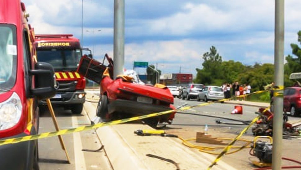 carro bate em poste em colombo