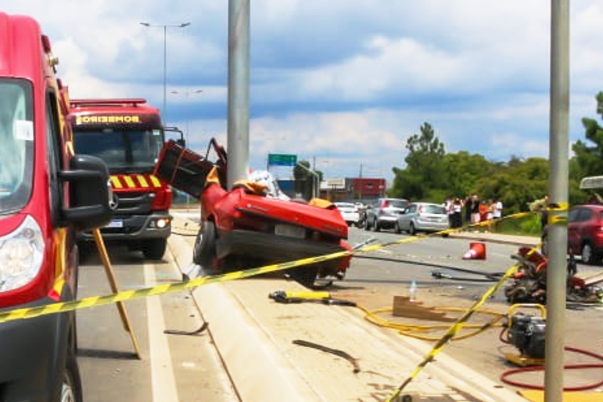 carro bate em poste em colombo