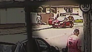 Imagem mostra o Sr Rubens chegando com o carro amassado e entregando o homem à Polícia Militar.