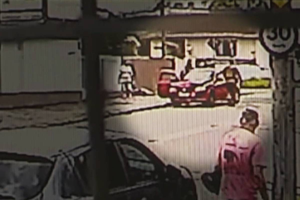 Imagem mostra o Sr Rubens chegando com o carro amassado e entregando o homem à Polícia Militar.