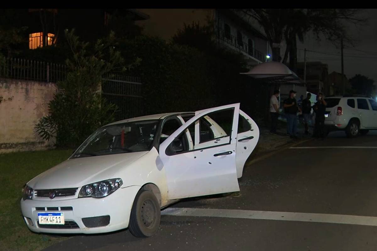 Sete pessoas estavam no carro, que ficou completamente perfurado pelos disparos.