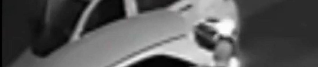 Atiradores disparam mais de 20 tiros no veículo estacionado e com sete pessoas dentro.