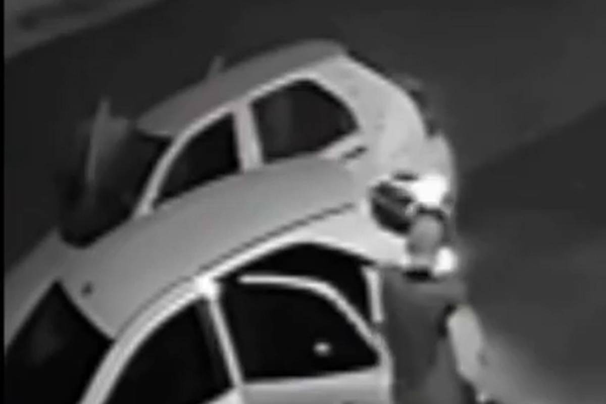 Atiradores disparam mais de 20 tiros no veículo estacionado e com sete pessoas dentro.