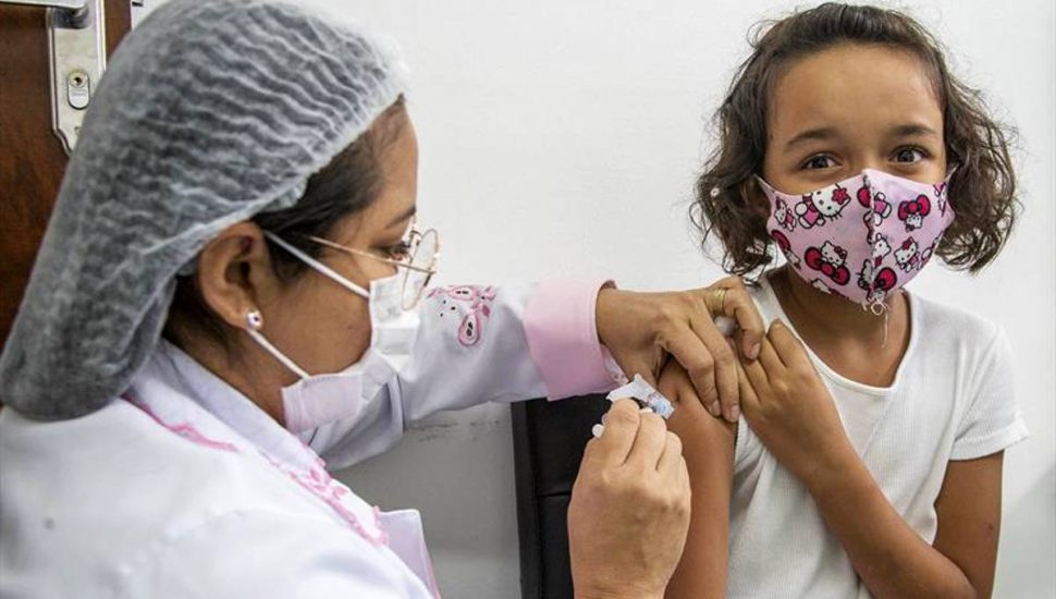 Rafael Greca e Márcia Hululak reforçam a importância da vacinação contra covid-19 em crianças.