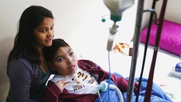 Dalvana, mãe do Erick, pede ajuda para continuar o tratamento do filho com grave doença.