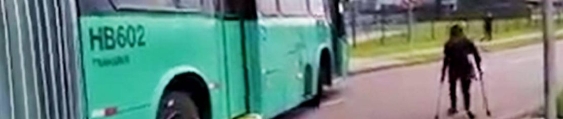 Ação do motorista chamou atenção. Ele ajudou a mulher a desembarcar e ainda bloqueou a rua para que ela atravessasse em segurança para o o outro lado.