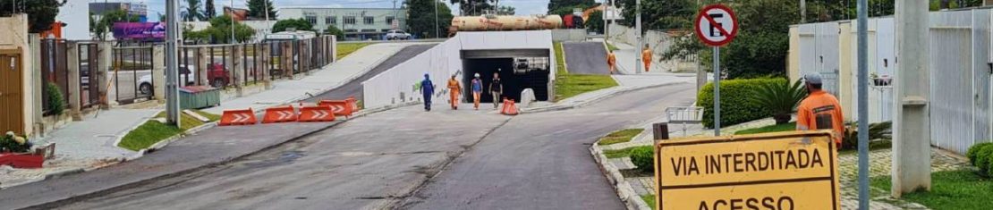 Nesta quarta-feira, trincheira seguia com os trabalhos, mas inauguração não tem data.
