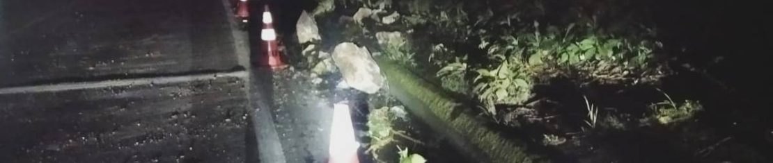 Rochas caíram na pista e causaram problemas no trânsito da BR-277 no sentido Paranaguá. F