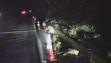 Rochas caíram na pista e causaram problemas no trânsito da BR-277 no sentido Paranaguá. F