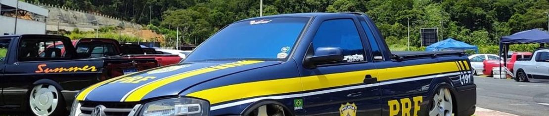 Saveiro rebaixada caracterizada como viatura da PRF foi apreendida.