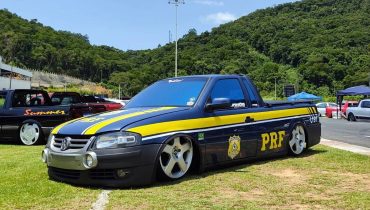 Saveiro rebaixada caracterizada como viatura da PRF foi apreendida.