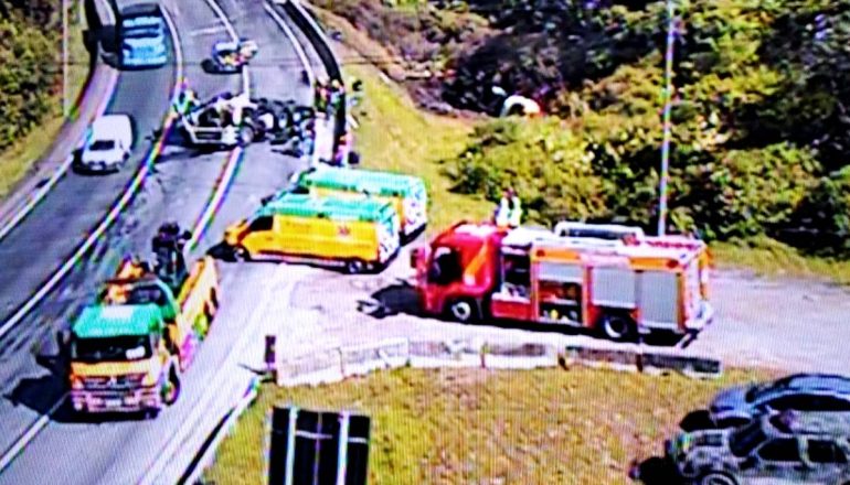 Caminhão tombou em um trecho de descida da Serra do Mar na BR-376.