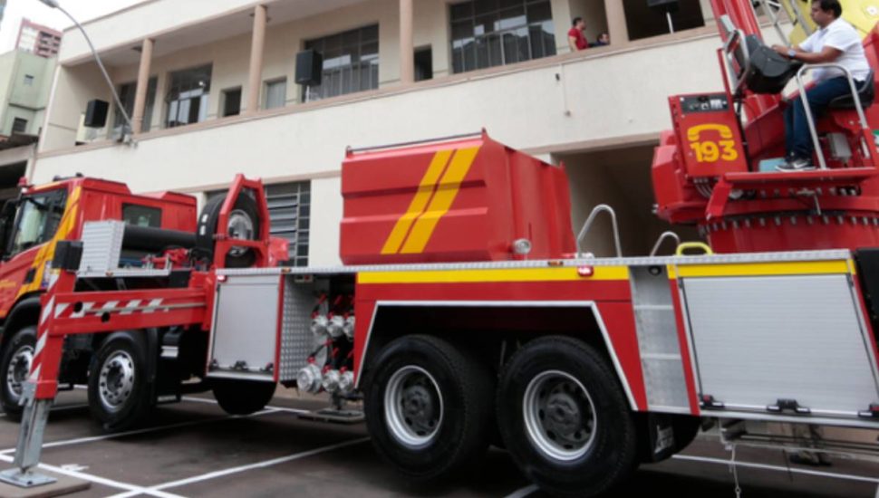 Caminhão com escada permite que os bombeiros alcancem andares mais altos por fora, agilizando assim o combate às chamas.