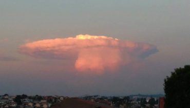 Nuvem em formato de disco voador chamou atenção em Curitiba e fechou o domingo de calor com chave de ouro.