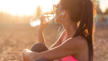 Beber água, cuidar da alimentação e reforçar o uso do protetor solar são alguns dos cuidados essenciais durante o verão. | Foto: Shutterstock