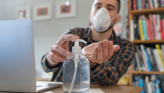 Distanciamento social, uso de máscara e álcool em gel são as formas mais efetivas de evitar a contaminação pelo coronavírus. | Foto: Shutterstock