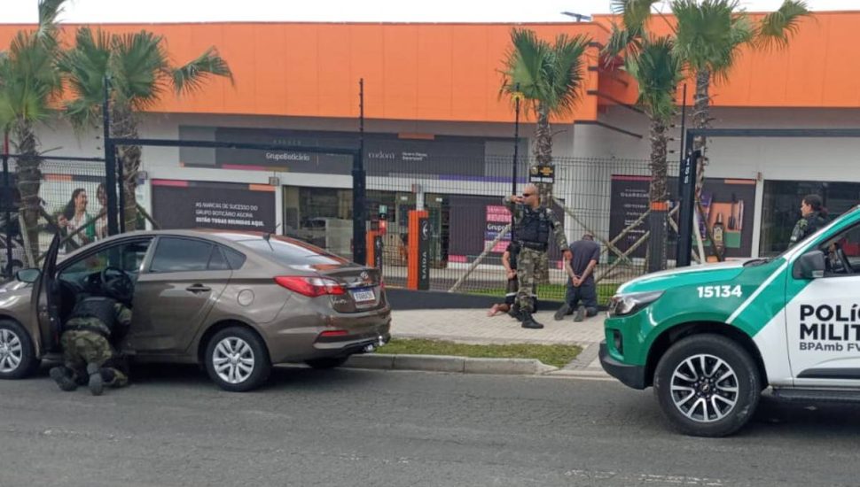 Operação policial ocorreu no bairro Pinheirinho, em Curitiba.