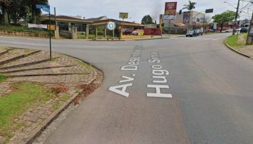 Cruzamento no Pinheirinho passa por obra no asfalto.