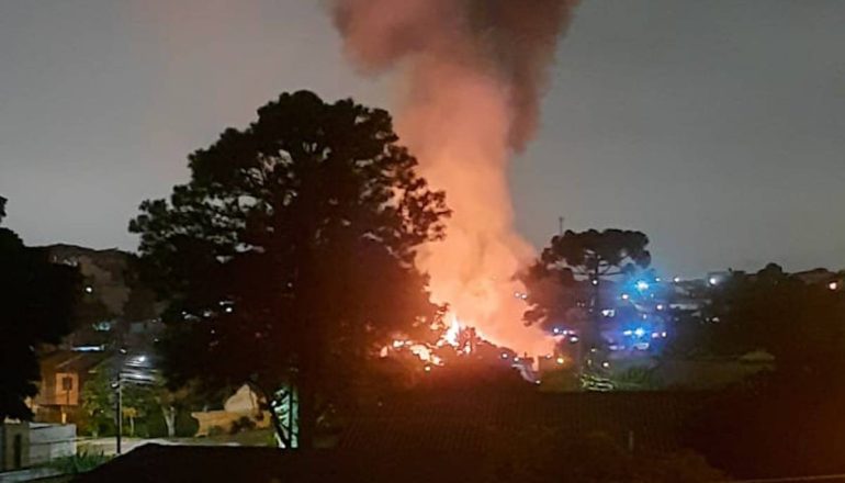 Fumaça do grave incêndio pôde ser vista de vários locais de Curitiba.