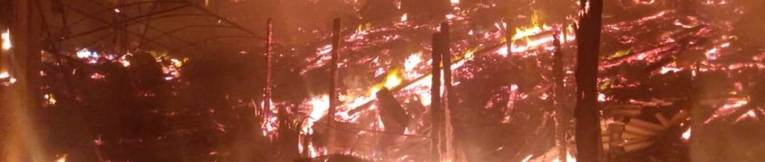 Como as casas eram muito perto uma das outras, o fogo se alastrou com facilidade.