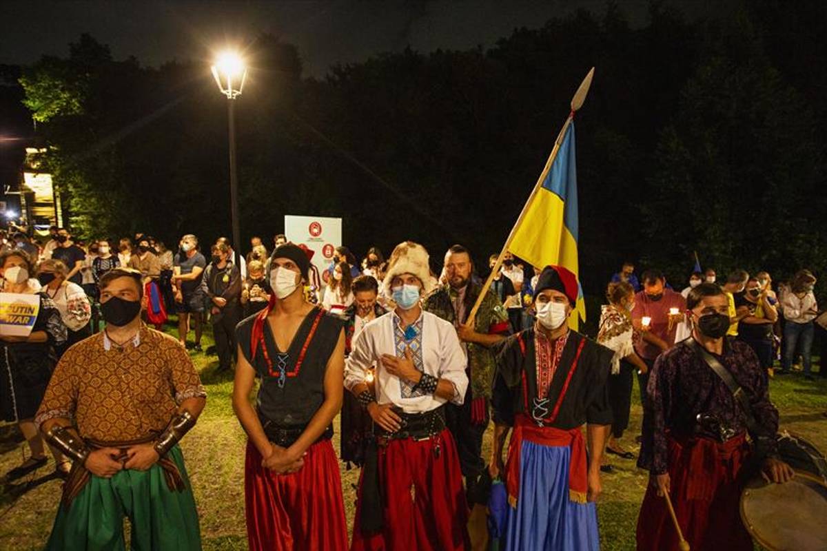 Comunidade ucraniana de Curitiba se reuniu em oração pela paz no Memorial do Parque Tingui.