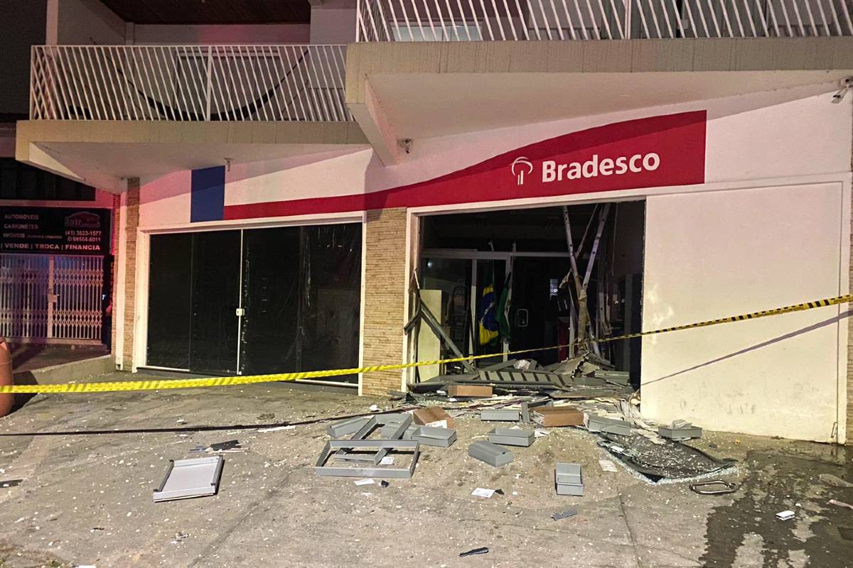Agência ficou com a fachada completamente destruída com o ataque.