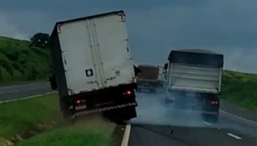Caminhões "se desentendem" e acidente quase vira tragédia em Rolândia