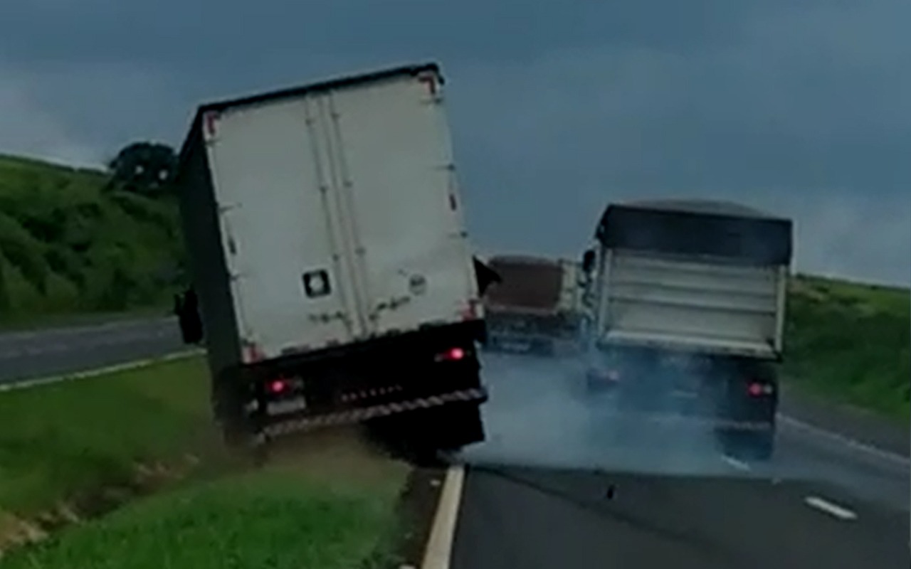 Caminhões "se desentendem" e acidente quase vira tragédia em Rolândia
