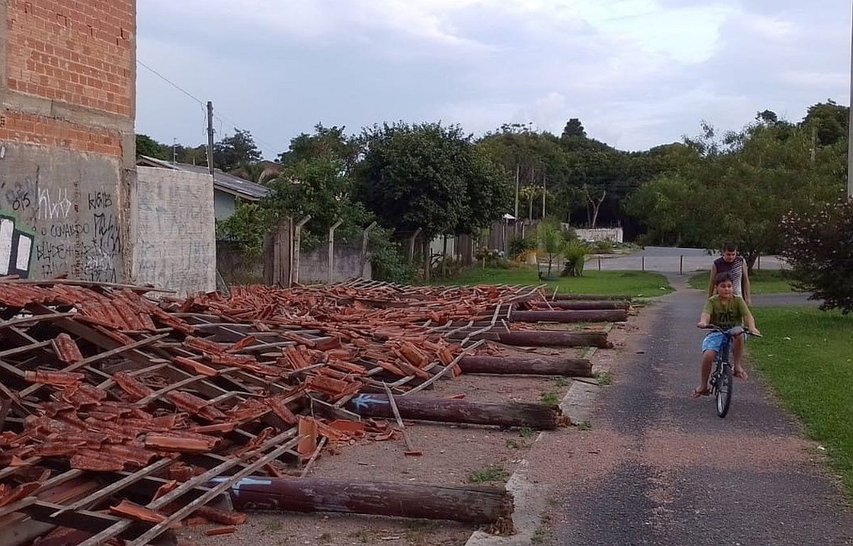 Telhado de Praça do Abaeté desaba em Curitiba