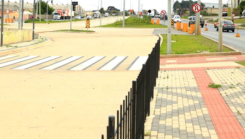 Ruas de asfalto em Curitiba são pouco presentes na cidade, maioria fica em canaletas.