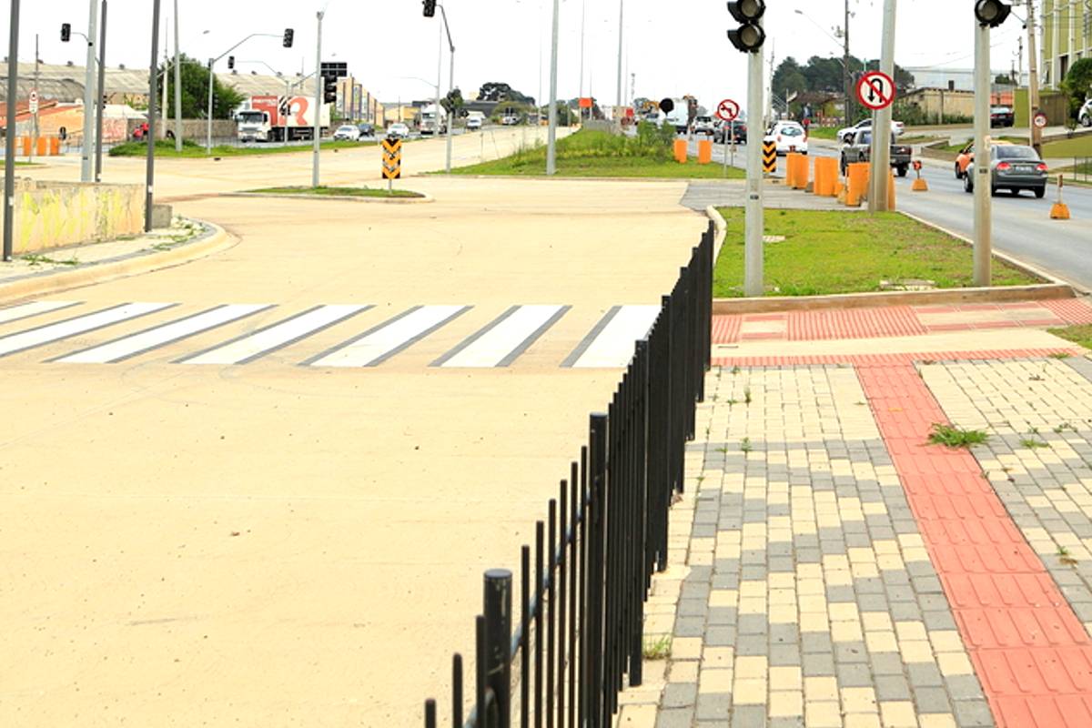 Ruas de asfalto em Curitiba são pouco presentes na cidade, maioria fica em canaletas.