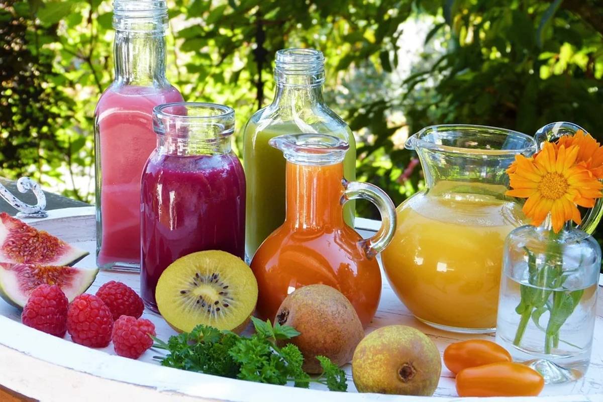 Cinco receitas de sucos detox pra acabar com a ressaca e dar energia.