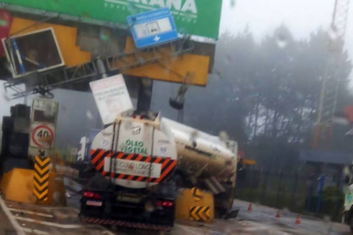 Veículo permaneceu no local e a PRF orienta motoristas a fim de evitar novos acidentes no trecho.