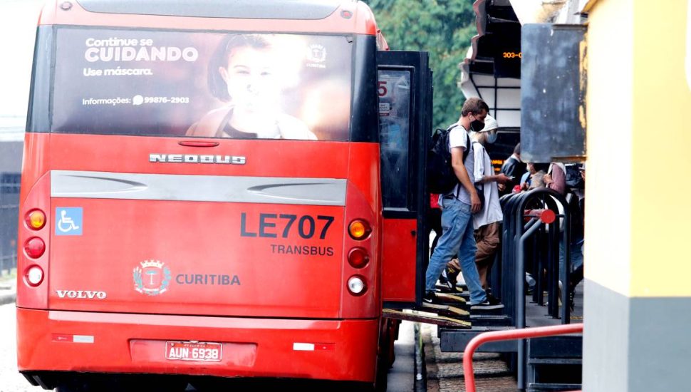 A máscara é importante para evitar contaminação e o avanço da pandemia de covid-19.