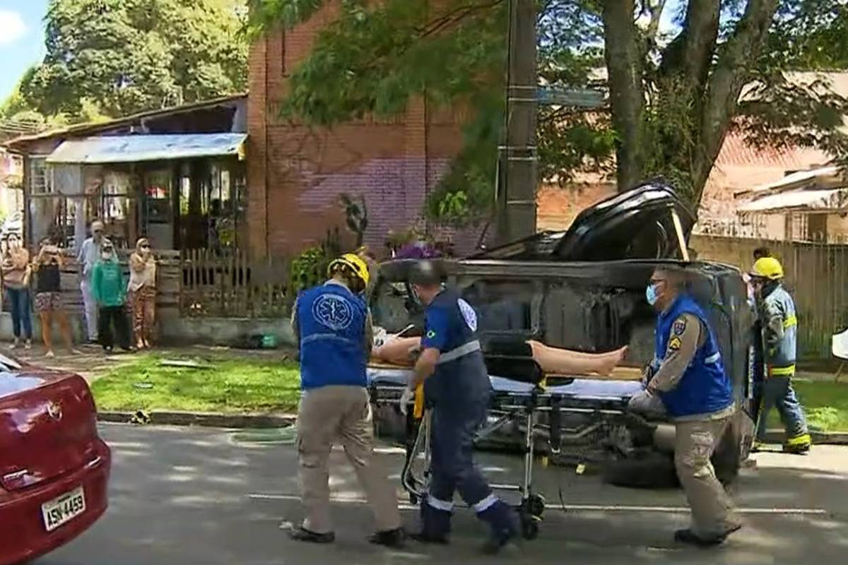 Carro parou tombado após capotar duas vezes em Curitiba.