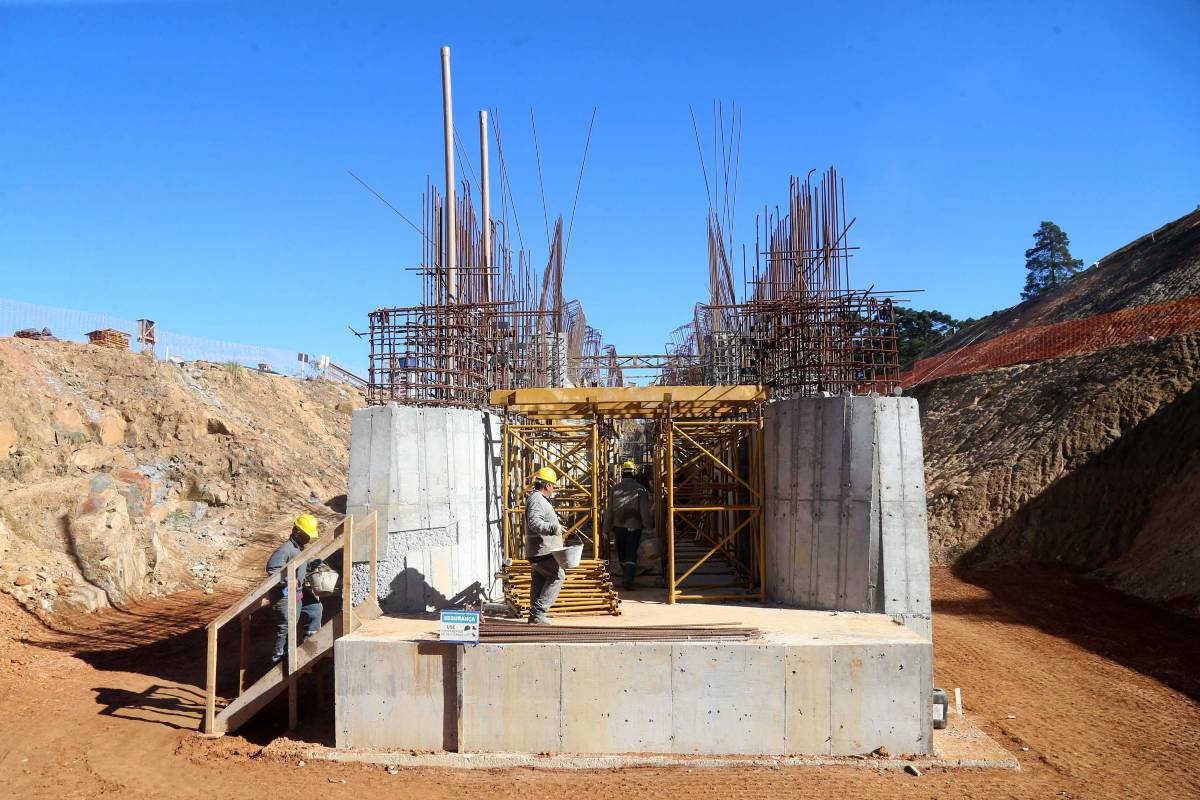 Barragens são construídas a partir da contenção de grandes maciços de terra, o que exige que o solo esteja completamente seco.