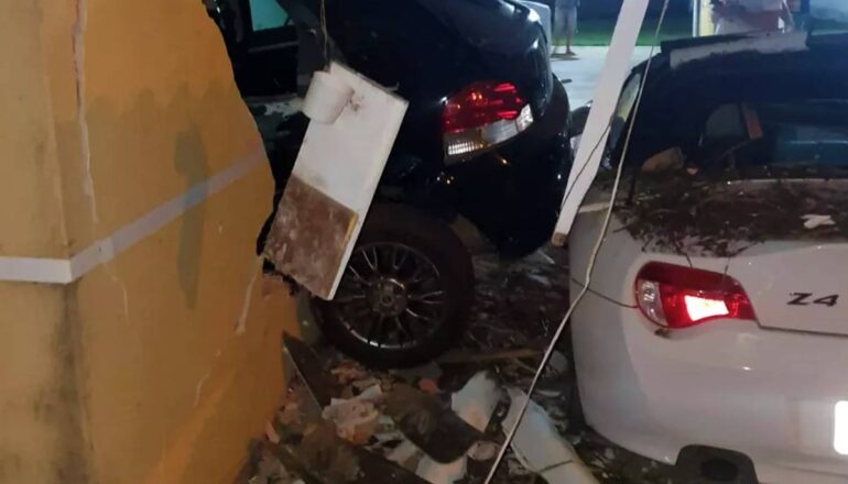 Motorista do Palio teve ferimentos leves após carro voar e cair mais de 10 metros de altura em cima do telhado da garagem da BMW.