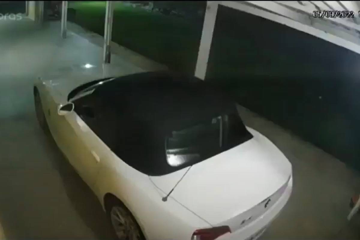 Esportivo estava estacionado em uma garagem quando foi atingido pelo Palio voador.