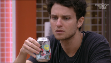 lucas leva bronca da produção e devolve produtos em excesso na dispensa do bbb 22